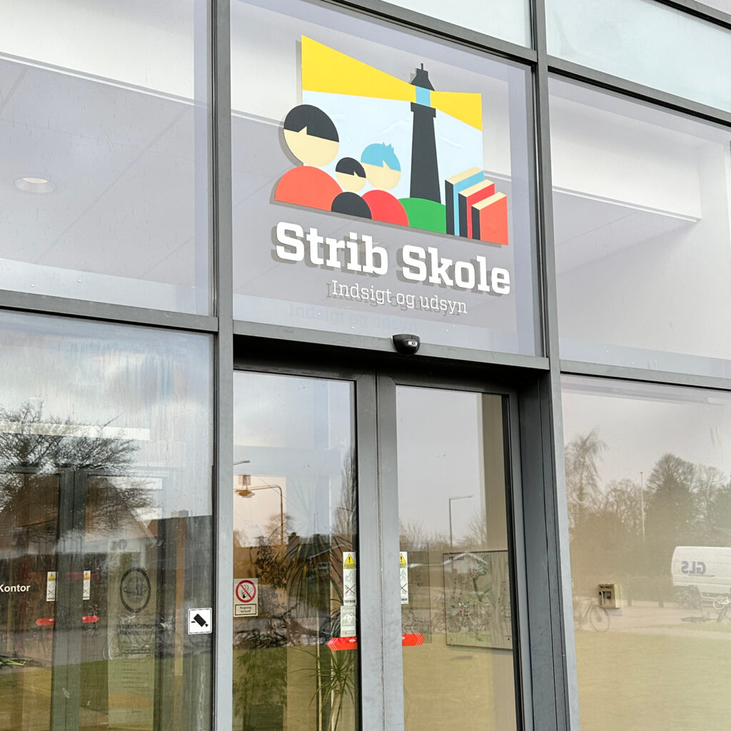 Strib Skole nyt logo og visuel identitet og udsmykning af skolens hovedindgang